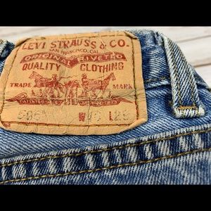 Levi’s 505 40x29 light wash straight leg jeans nicely distressed 0506